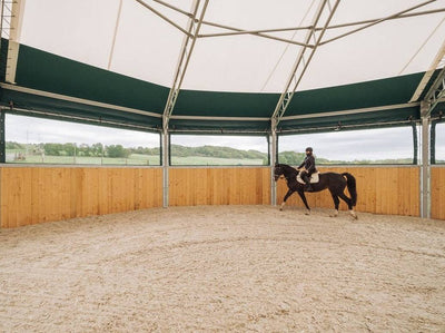 Kruhová jízdárna pro koně, průměr 18 m