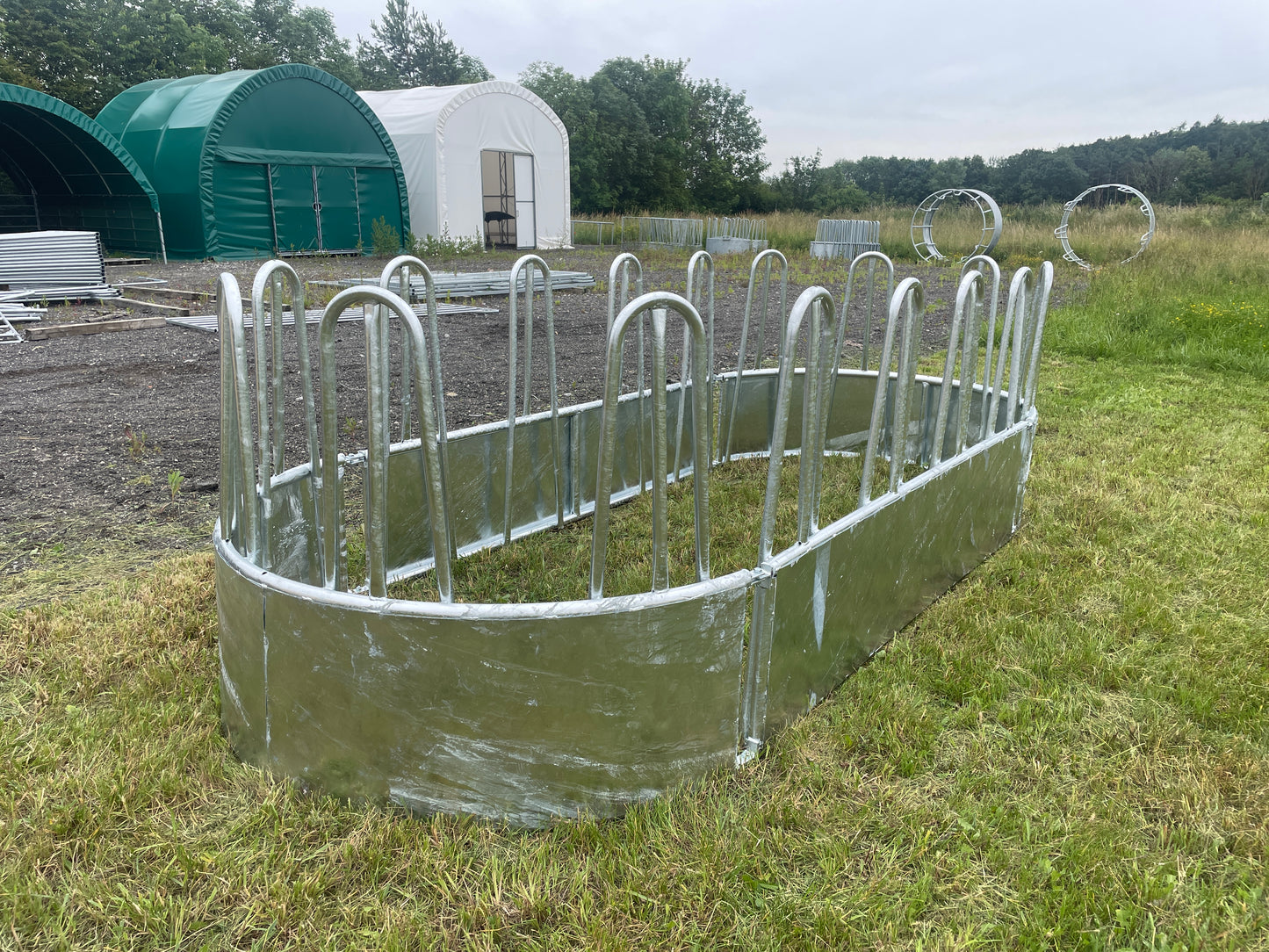 Krmelec pro koně a skot Oval Feeder, rozměr 165 x 400 cm