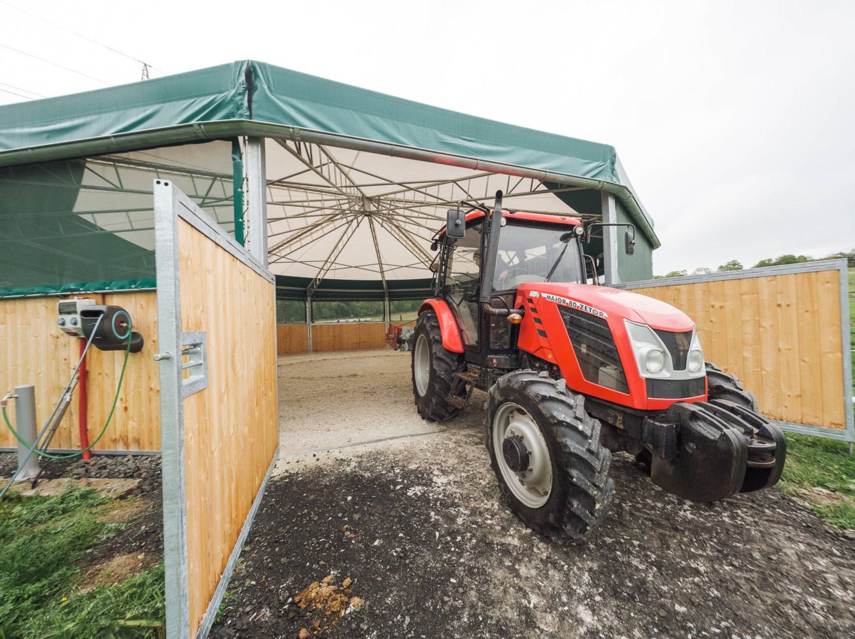 Kruhová jízdárna pro koně, průměr 18 m